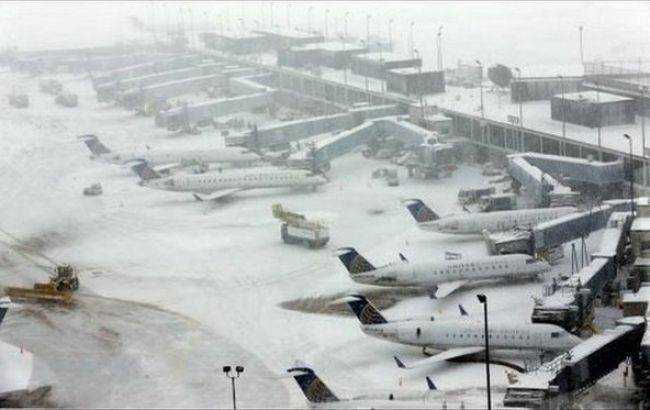 В аэропортах Чикаго из-за снежной бури отменили более тысячи рейсов