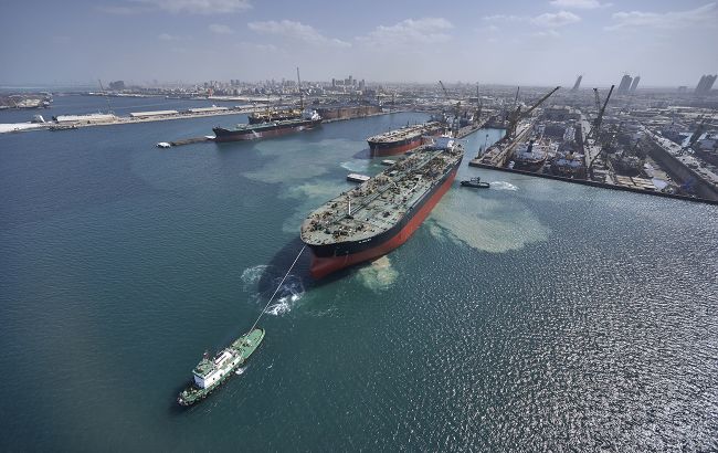 ЕС обсуждает санкции против компании в Дубае. РФ передала ей 92 корабля для экспорта нефти