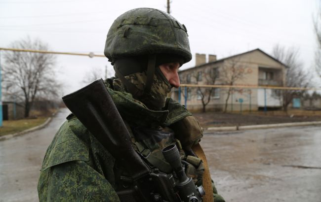 Россияне роют окопы возле Мелитополя и КамАЗами вывозят разбитую технику и убитых