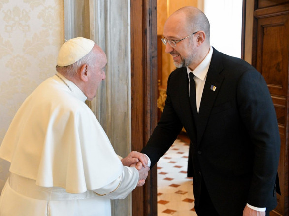 Шмыгаль встретился с Папой Римским: передал фотоальбом о преступлениях рф и рассказал о взгляде Украины на путь к миру