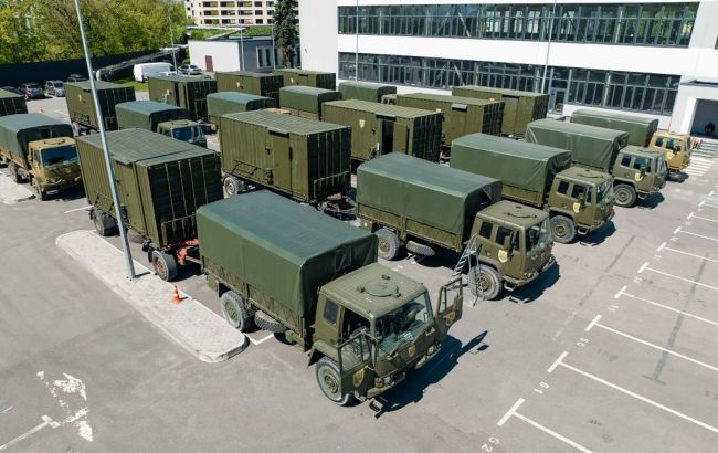 Порошенко везет военным 25 единиц техники - тягачи, автомастерские и мобильные бани