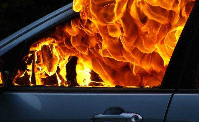 В Киеве следователю ГФС подожгли авто