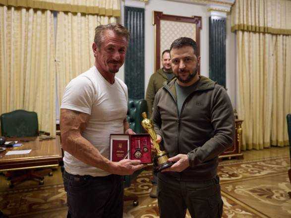 Актор Шон Пенн втретє приїхав до України та вручив Зеленському свого "Оскара", як символ віри у перемогу