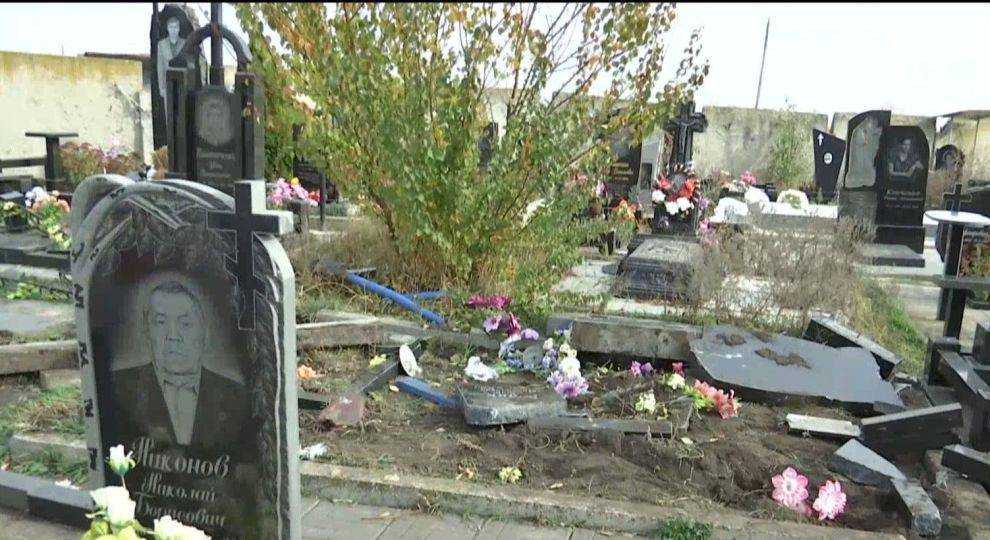 Разбитые могилы бойцов АТО: в правительстве увидели российский след