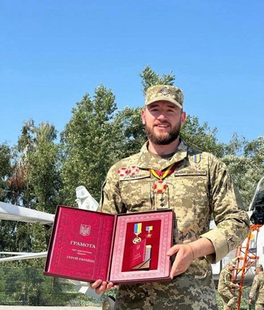 Выполнил более 300 боевых вылетов: летчик Ростислав Лазаренко получил звание Героя Украины