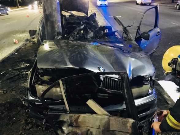 Автомобиль в Запорожье влетел в рекламный щит и загорелся: погибли трое иностранцев