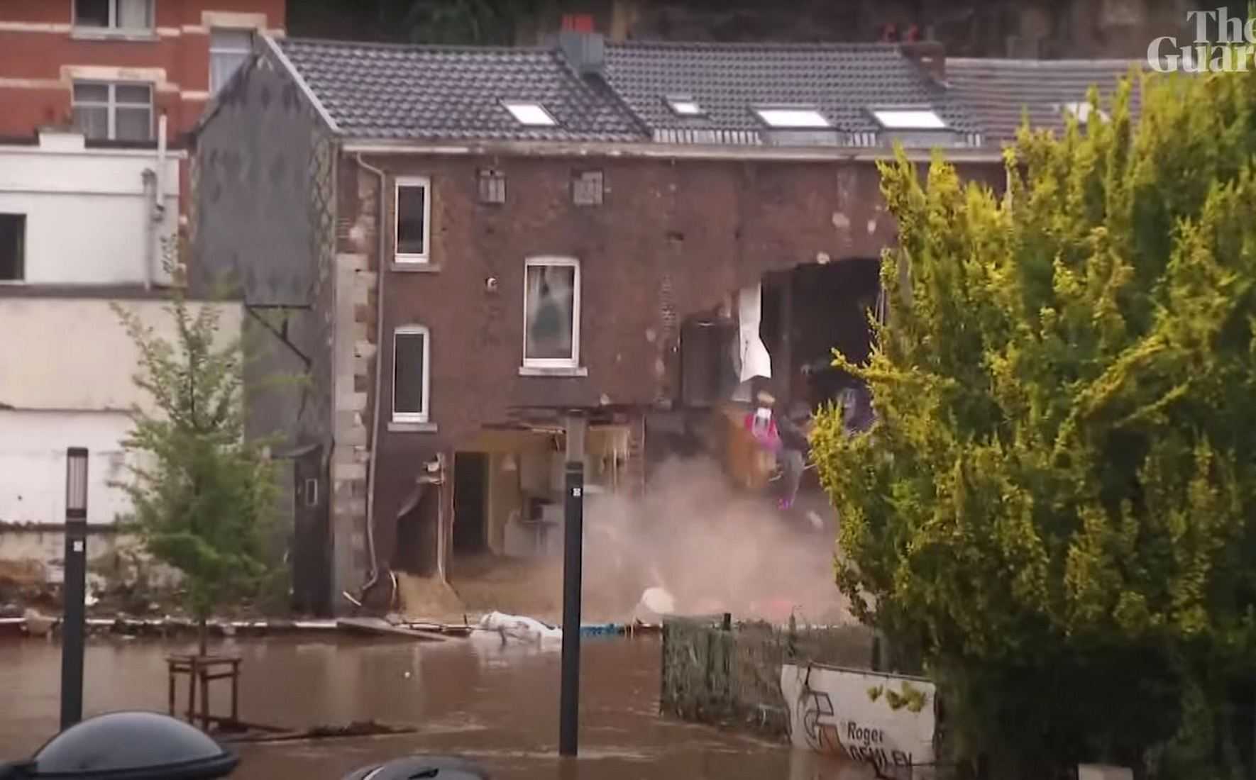 Повінь в Європі: У Бельгії будинок почав руйнуватися в прямому ефірі під час інтерв'ю мера