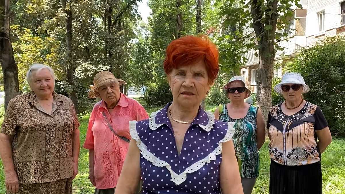 «Всі країни тебе ненавидять!»: Бабусі з «Загону Путіна» висунули вимогу Зеленському