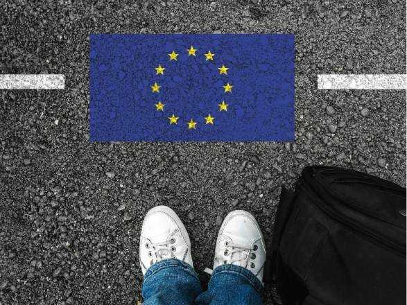 Єврокомісія офіційно запропонувала призупинку спрощення візового режиму з рф