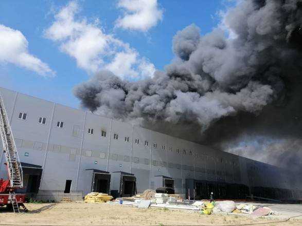 Було дуже багато чорного диму: пожежу на складах під Одесою локалізували