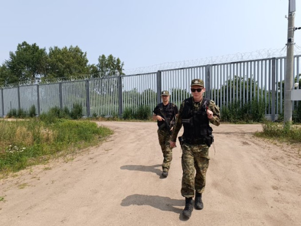 Почти сотня мигрантов прорвались из Беларуси на территорию Польши - польские пограничники