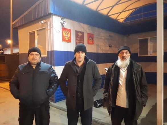 Российские силовики на несколько часов задержали трех крымских татар