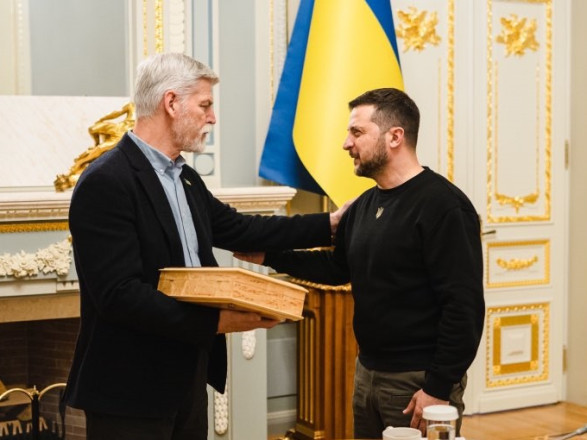 Зеленский получил от президента Чехии легендарный пистолет
