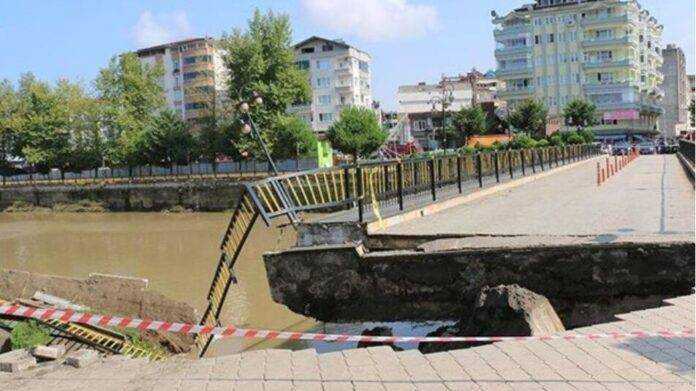 В Турции мост с людьми упал в реку