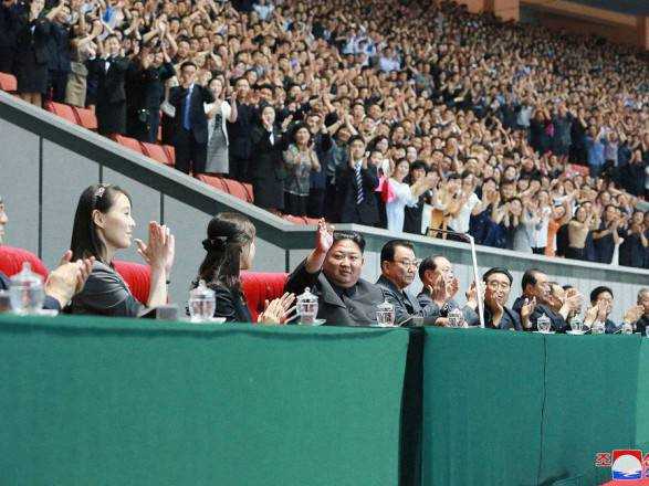 Ким Чен Ын раскритиковал участников массового представления на стадионе за "безответственность"
