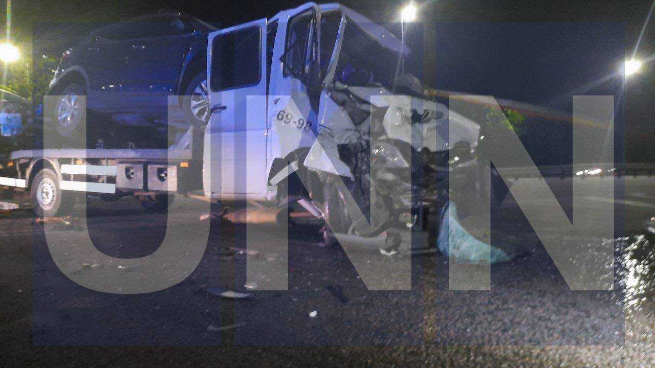 Моторошна ДТП під Києвом: тягач із битими авто із США протаранив вантажівку, рух трасою заблокований