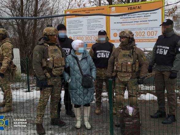 Збирала дані про сили та засоби ЗСУ та малювала карти-схеми: на Донеччині затримали агентку РФ