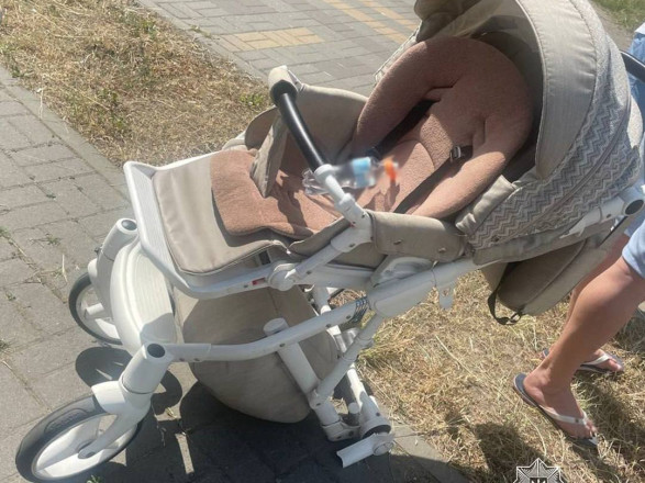 В Киеве водитель Toyota на пешеходном переходе наехал на коляску с ребенком: малыша госпитализировали