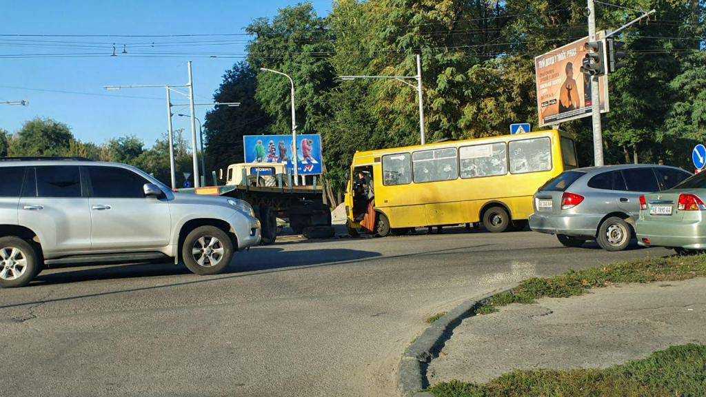 Жуткое ДТП в Днепре: маршрутка въехала в грузовик, есть пострадавшие