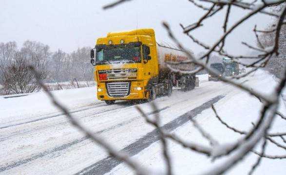 В Украине из снежной ловушки достали 67 грузовиков