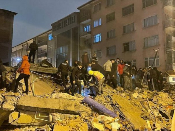 По меньшей мере 10 человек погибли из-за мощного землетрясения в Турции