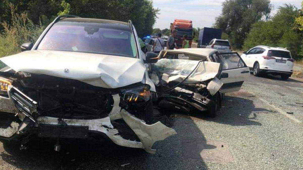 В жуткой аварии под Днепром погибли три человека: водителя Mercedes взяли под стражу