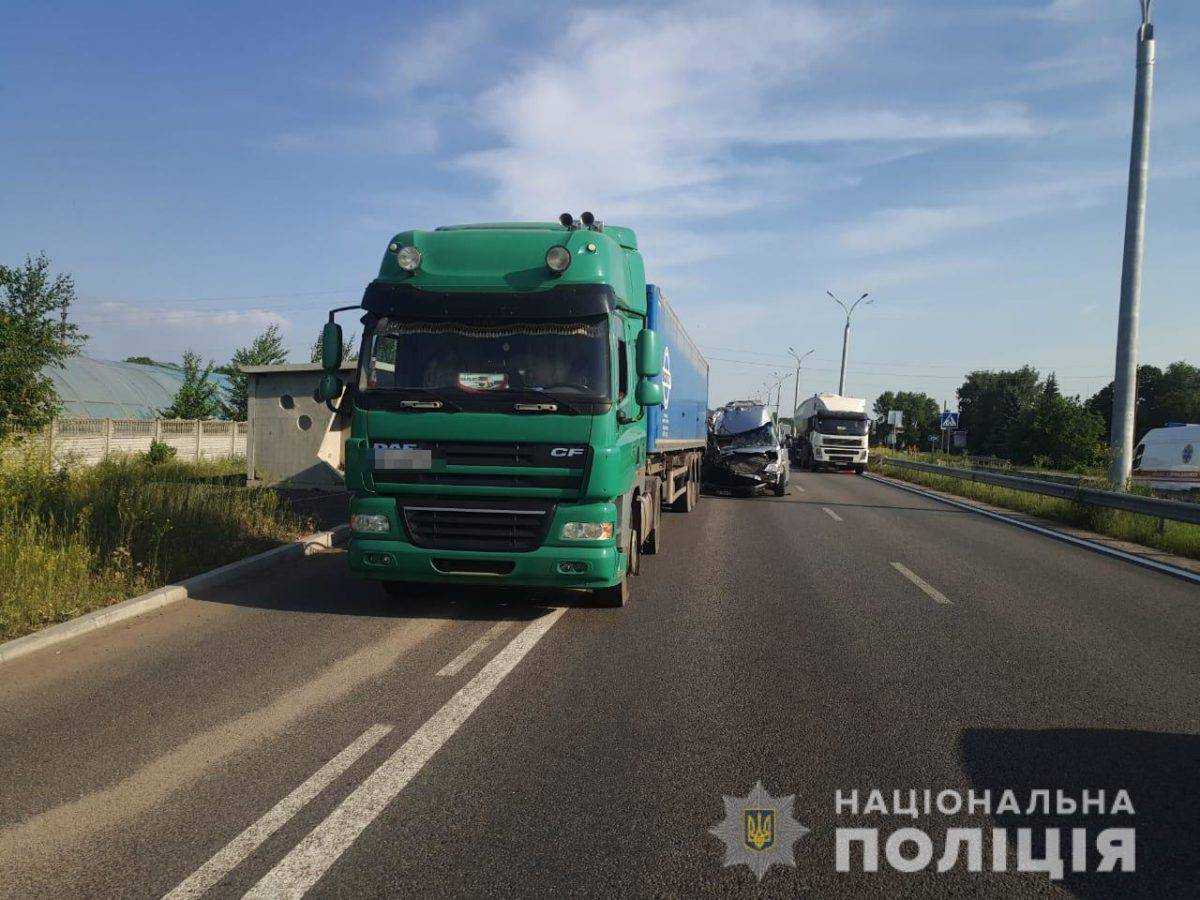 Под Днепром автобус со школьниками врезался в грузовик: дети в больнице
