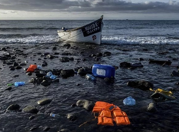Возле Марокко лодка с мигрантами врезалась в скалу и затонула: шестеро погибших