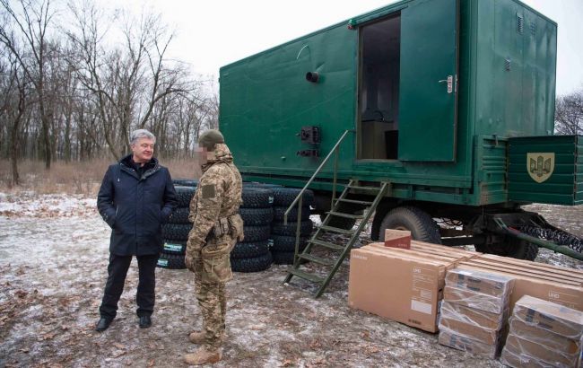 Порошенко привез 79-й бригаде в Донецкой области мобильный банно-бытовой комплекс и спецтехнику
