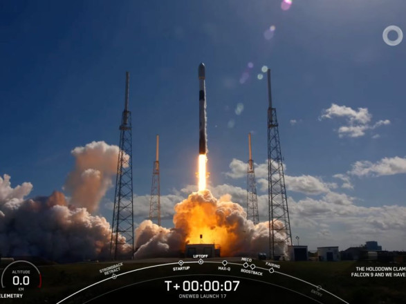 Компания SpaceX успешно вывела на низкую орбиту Земли 40 спутников связи