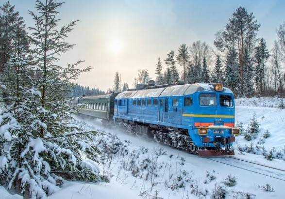 Негода в Україні: в Укрзалізниці обіцяють не скасовувати рейсів через великий сніг