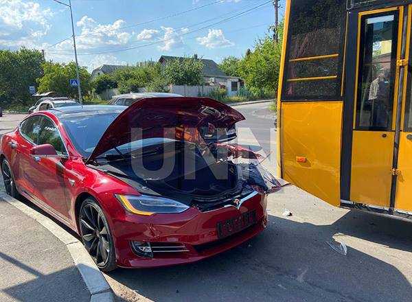 Мчала зі швидкістю понад 100 км/год: у Києві Tesla влетіла у маршрутку