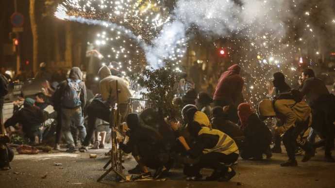 Беспорядки в Барселоне: новые столкновения полиция с протестующими