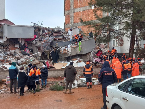 Мощное землетрясение в Турции и Сирии унесло жизни уже более 8700 человек