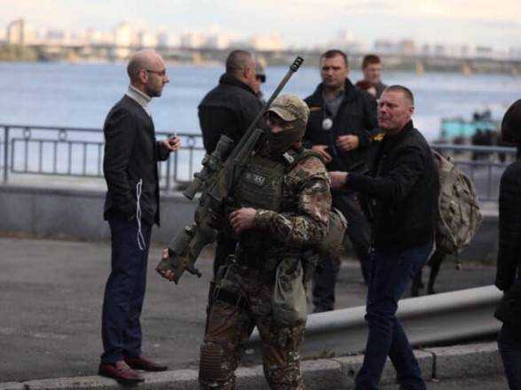 В МВД рассказали подробности спецоперации по обезвреживанию минера моста Метро в Киеве