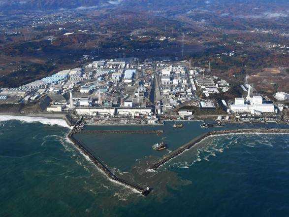 В Японии начали извлекать топливные стержни из третьего реактора АЭС "Фукусима-1"
