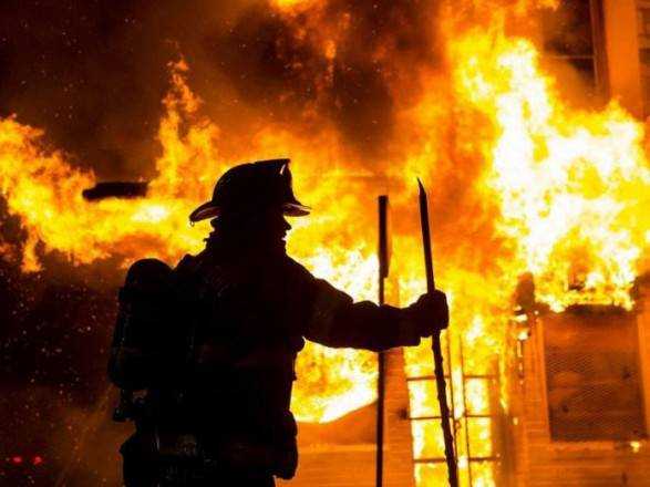 Под Киевом загорелась многоэтажка: пожар перекинулся на крышу