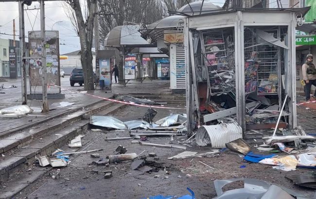 Обстрел остановки в Херсоне: россияне нанесли 17 ударов, среди пострадавших - подросток