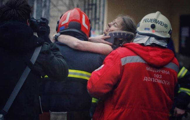 В Днепре из-под завалов спасли женщину