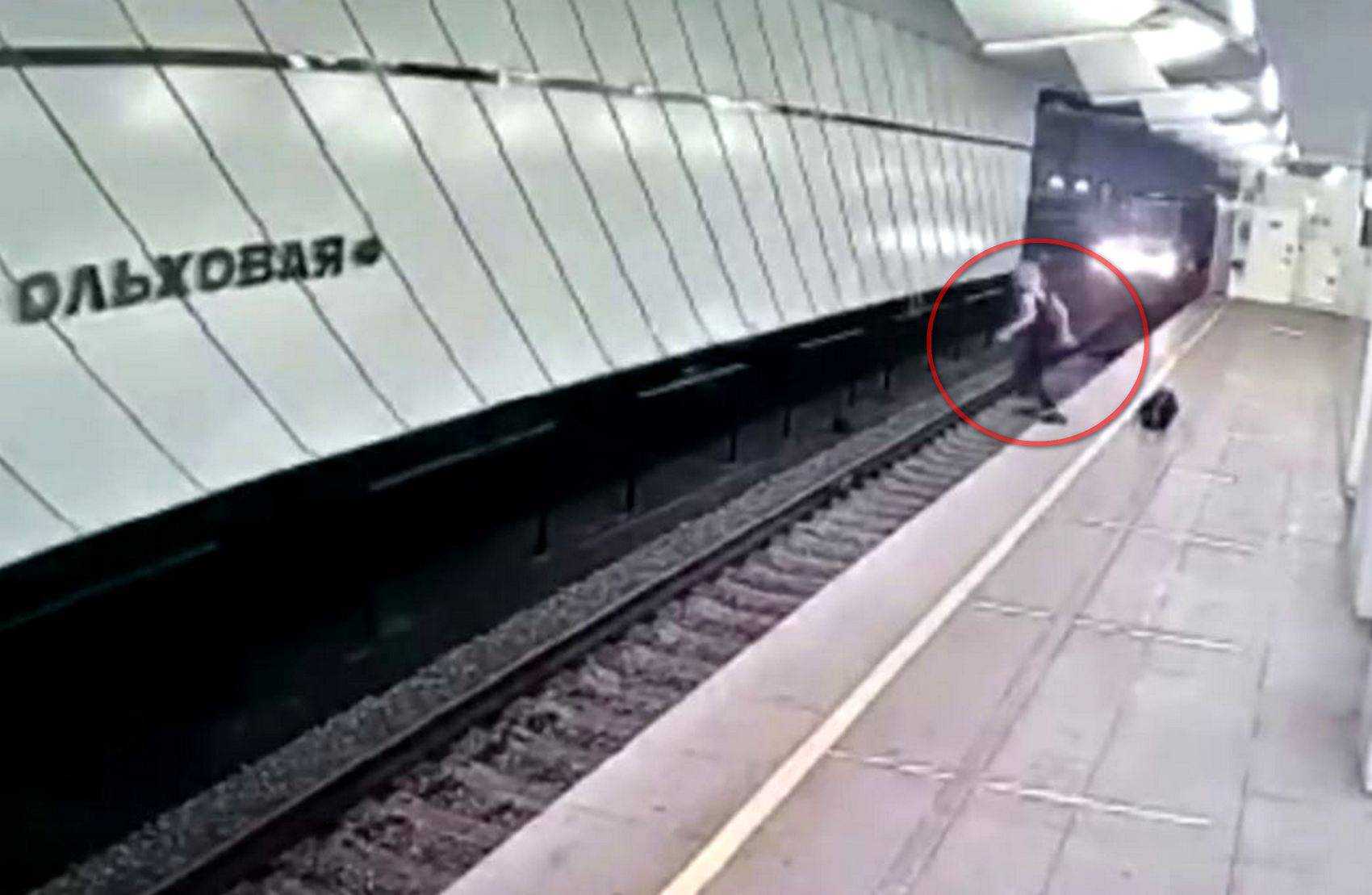 У Москві пасажир стрибнув під поїзд, що наближається в метро і сам виліз між вагонів