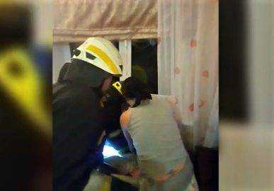 В Днепре спасатели помогли ребенку, который застрял между радиатором отопления и стеной