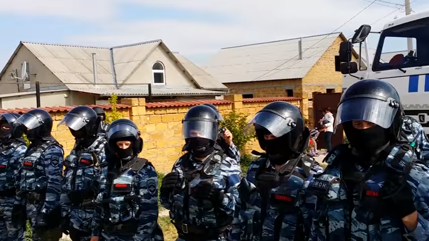 Оккупанты обыскали крымскую мечеть и задержали ее руководителя