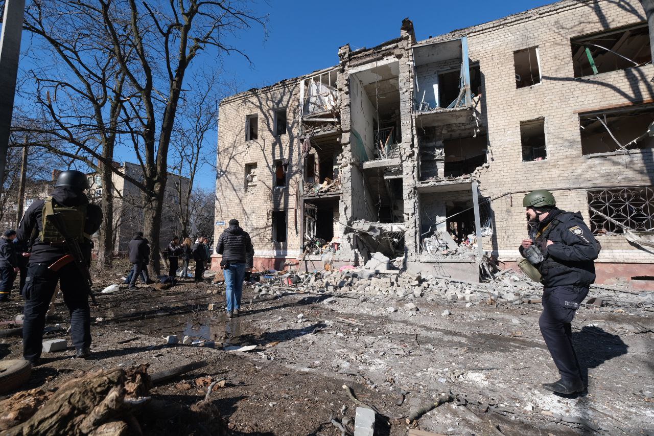 россияне утром ударили ракетой по центру Краматорска, трое гражданских ранены - ОВА