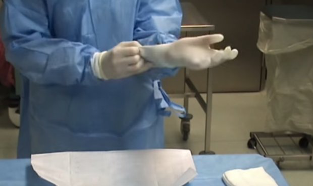 Ученые развенчали миф о резиновых перчатках: совершенно не защищают