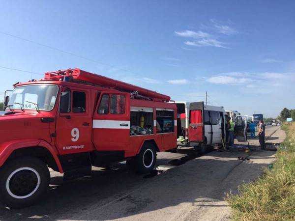 Страшное ДТП на трассе под Днепром: маршрутка столкнулась с грузовиком.Много пострадавших