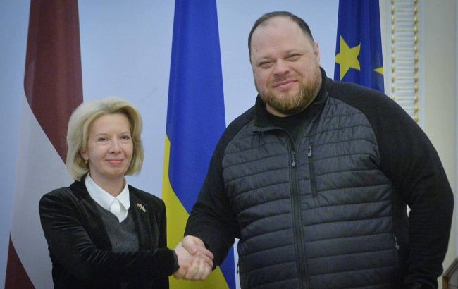 Министр обороны Латвии прибыла с первым визитом в Украину