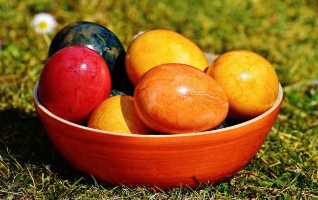 Держите 6 способов покрасить яйца на Пасху натуральными красителями
