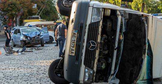 В центре Днепра перевернулась маршрутка с пассажирами: появилось видео момента аварии