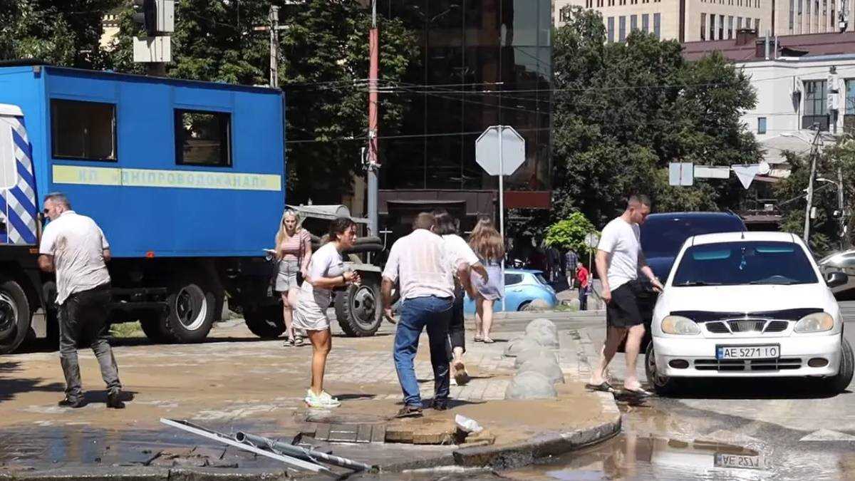На центральному проспекті Дніпра дівчина провалилася по шию у воду на тротуарі