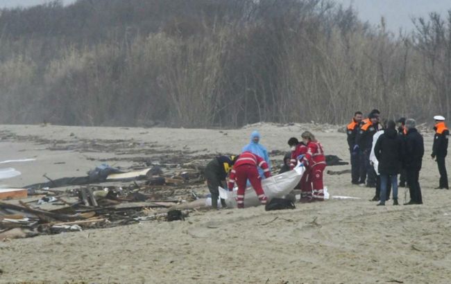 Беженцы попали в кораблекрушение. На пляже юга Италии обнаружили десятки тел